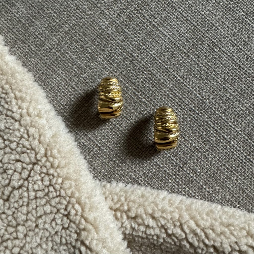 Boucles D'oreilles Créoles Fleurs Dorées - Neuf Sans Emballage - Couleur Doré - Style Fantaisie
